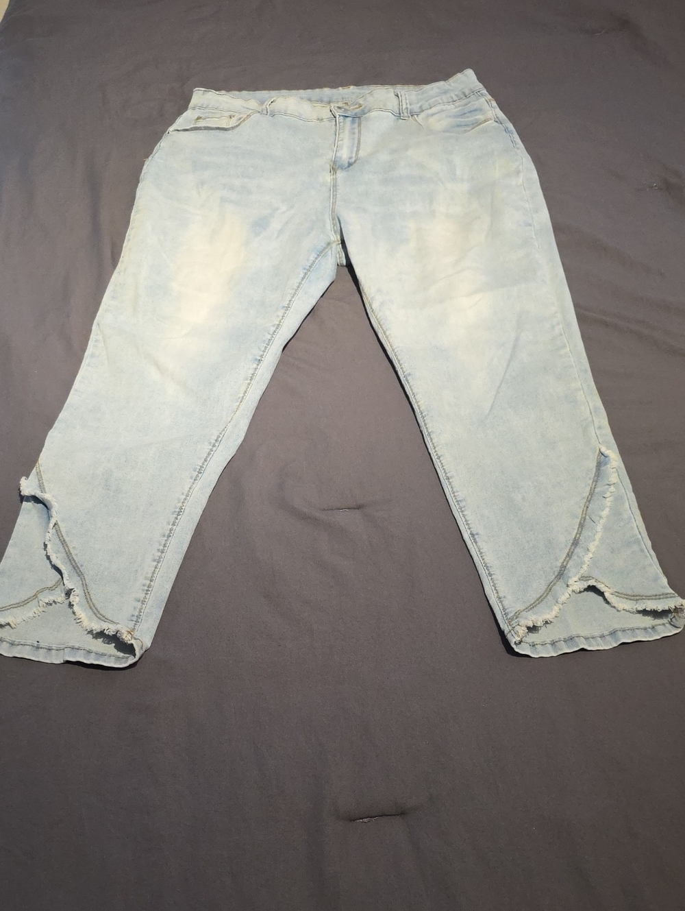 Light Wash Crop Women's Jeans with Frayed Hem